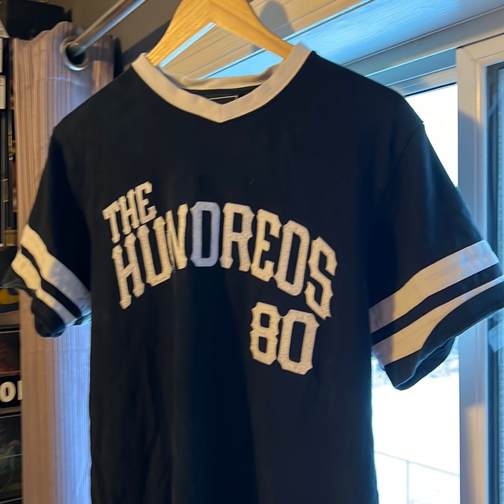 THE HUNDREDS V NECK MENS MEDIUM T SHIRT